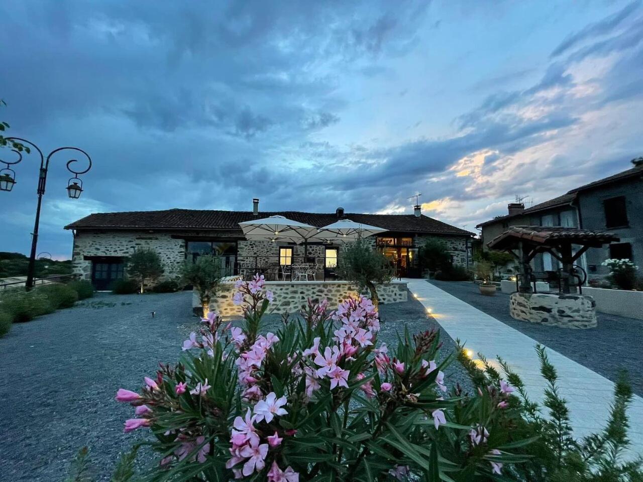 Villa Tagibao Avec Piscine Chauffee Et Spa Lesterps エクステリア 写真