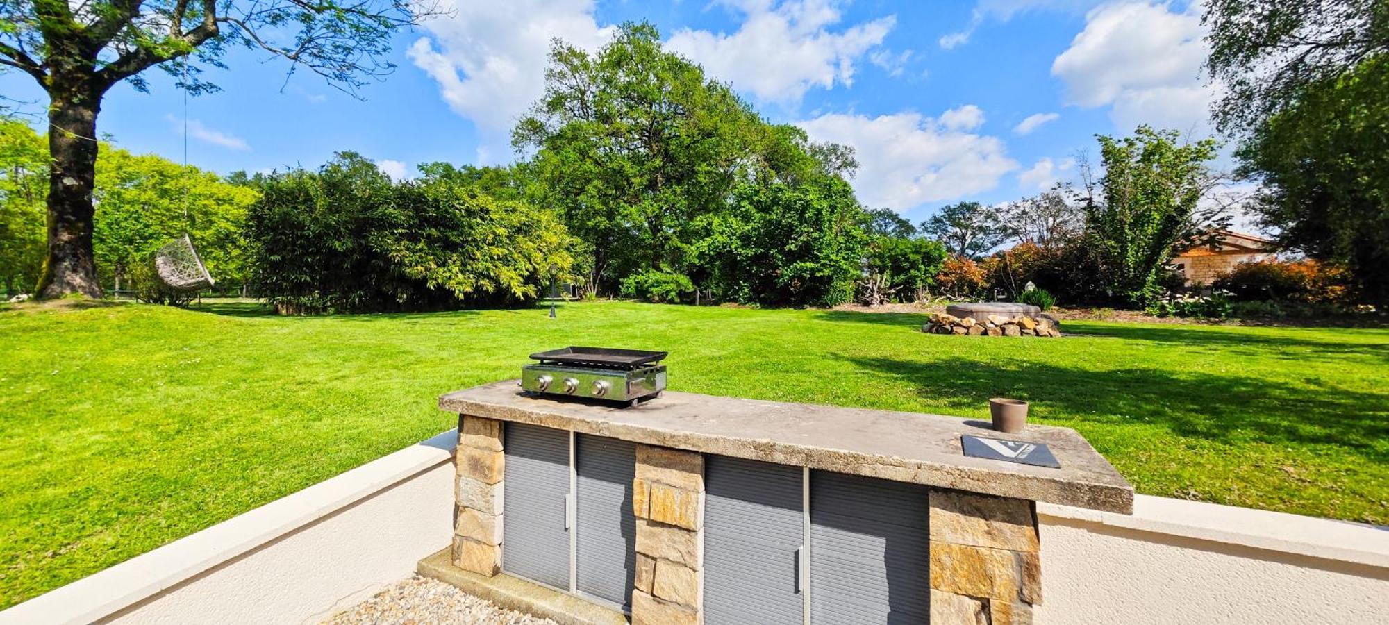 Villa Tagibao Avec Piscine Chauffee Et Spa Lesterps エクステリア 写真